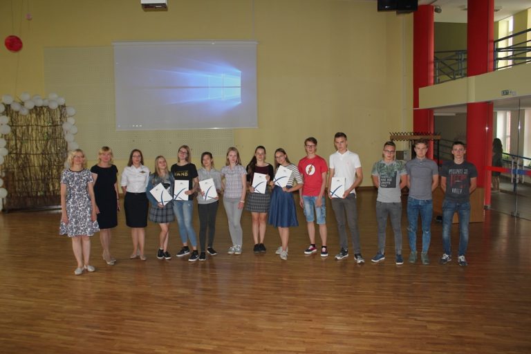 Įteikti pirmieji VGTU klasės baigimo pažymėjimai. Sveikiname